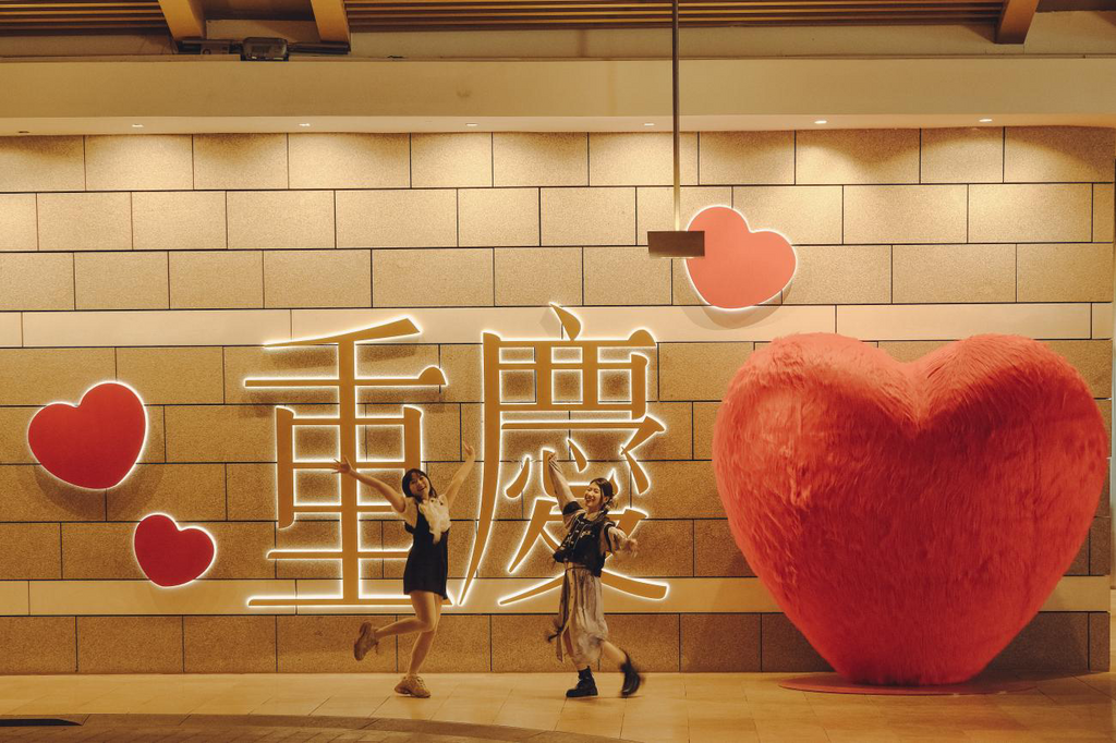 游客在来福士打卡。来福士供图