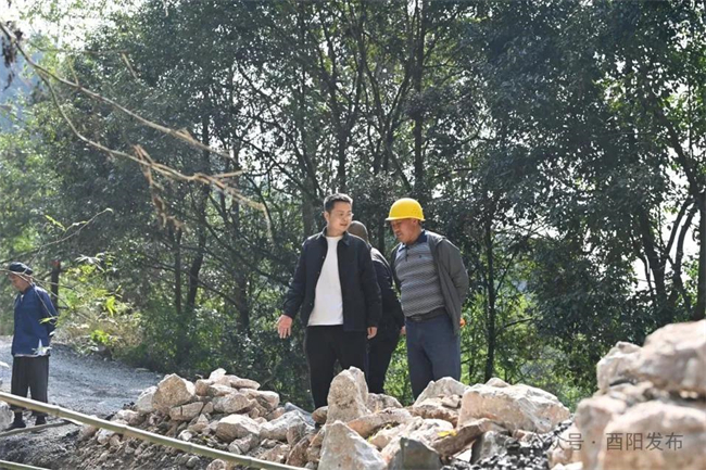 劉念到龍細公路施工現場了解建設情況。資料圖片