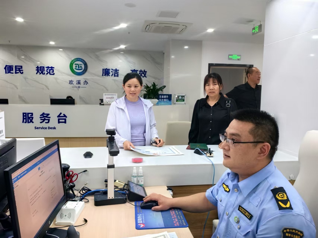 辦事窗口為群眾辦理業(yè)務。通訊員 李婷婷 攝