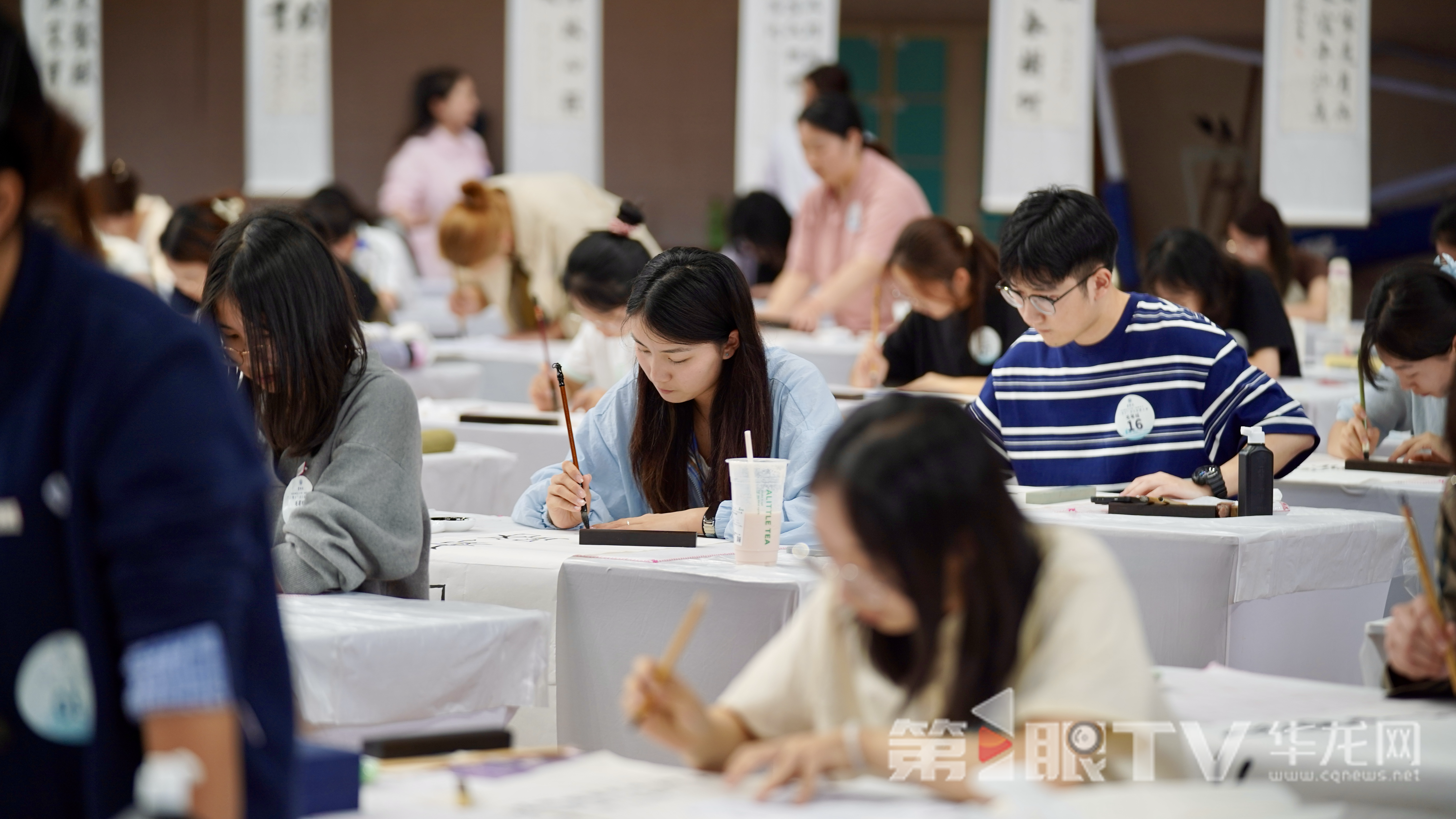 学生正在写毛笔字。 第1眼TV-华龙网记者 刘钊 摄