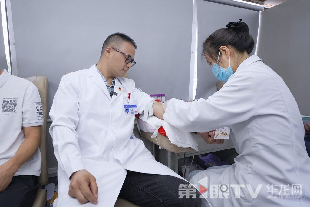 重醫附一院輸血科主管技師王靜在獻血車上獻血。第1眼TV-華龍網記者 李一鳴 攝