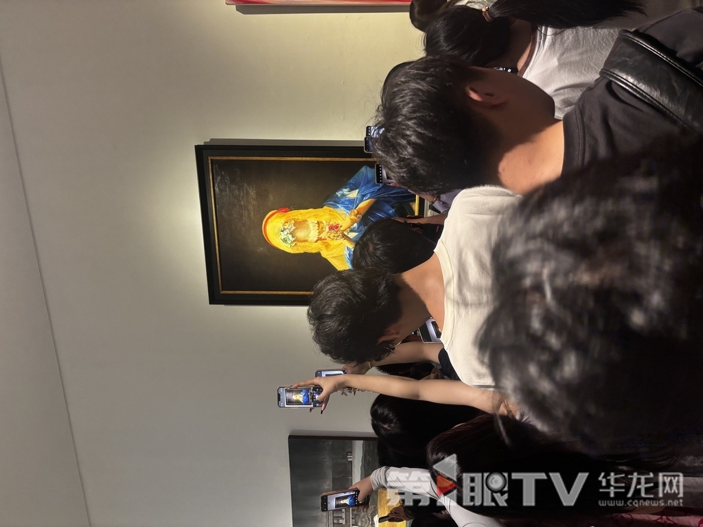 作品《禱》前，人潮涌動。第1眼TV-華龍網 首席記者 林楠 攝