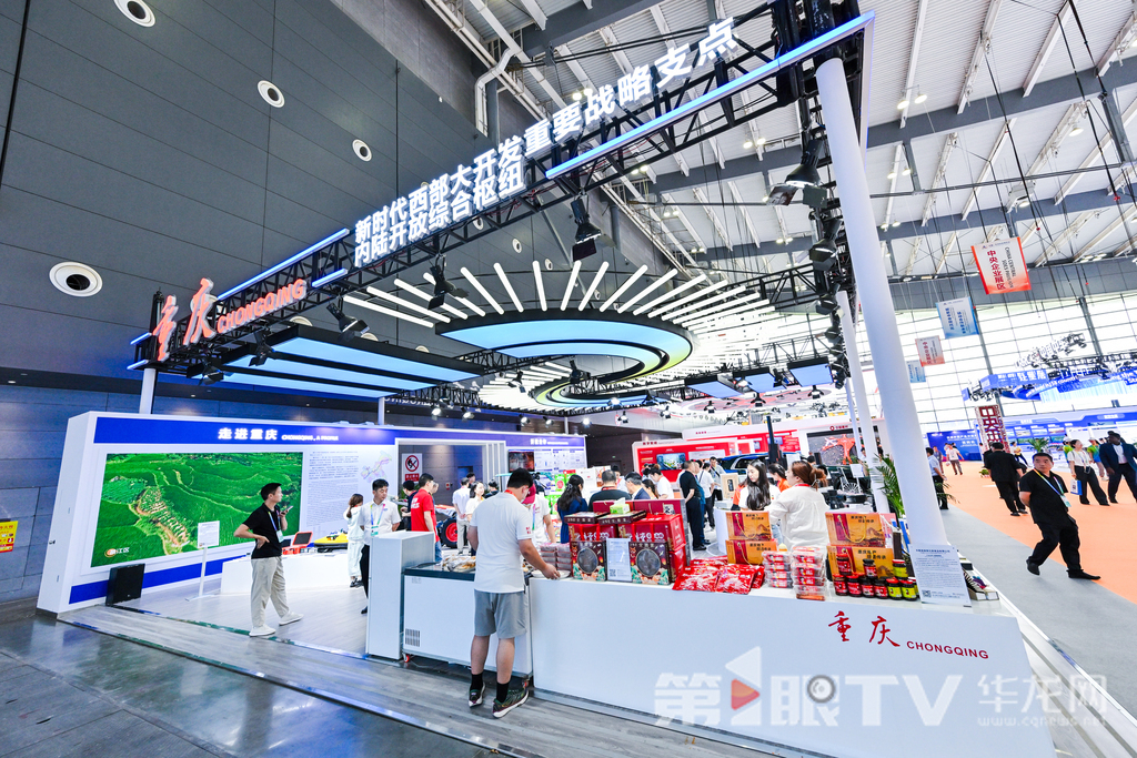 现场展示的火锅底料、小面调料等重庆味道。第1眼TV-华龙网特派记者 董进 摄