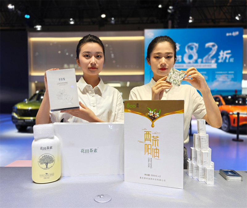 工作人員展示酉陽茶油等系列產(chǎn)品。第1眼TV-華龍網(wǎng) 曹先旺 攝