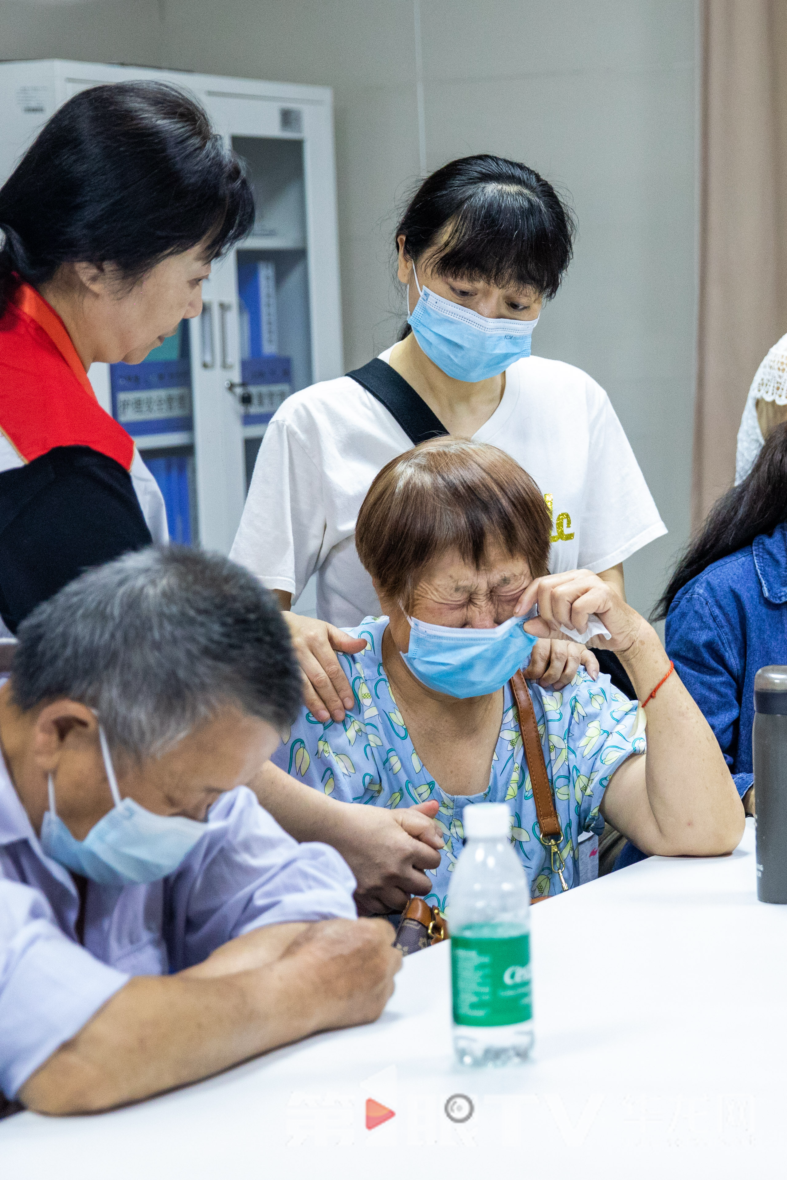 签署《人体器官捐献亲属确认登记表》当晚,许良母亲泪流满面。 第1眼TV-华龙网记者 石涛 摄