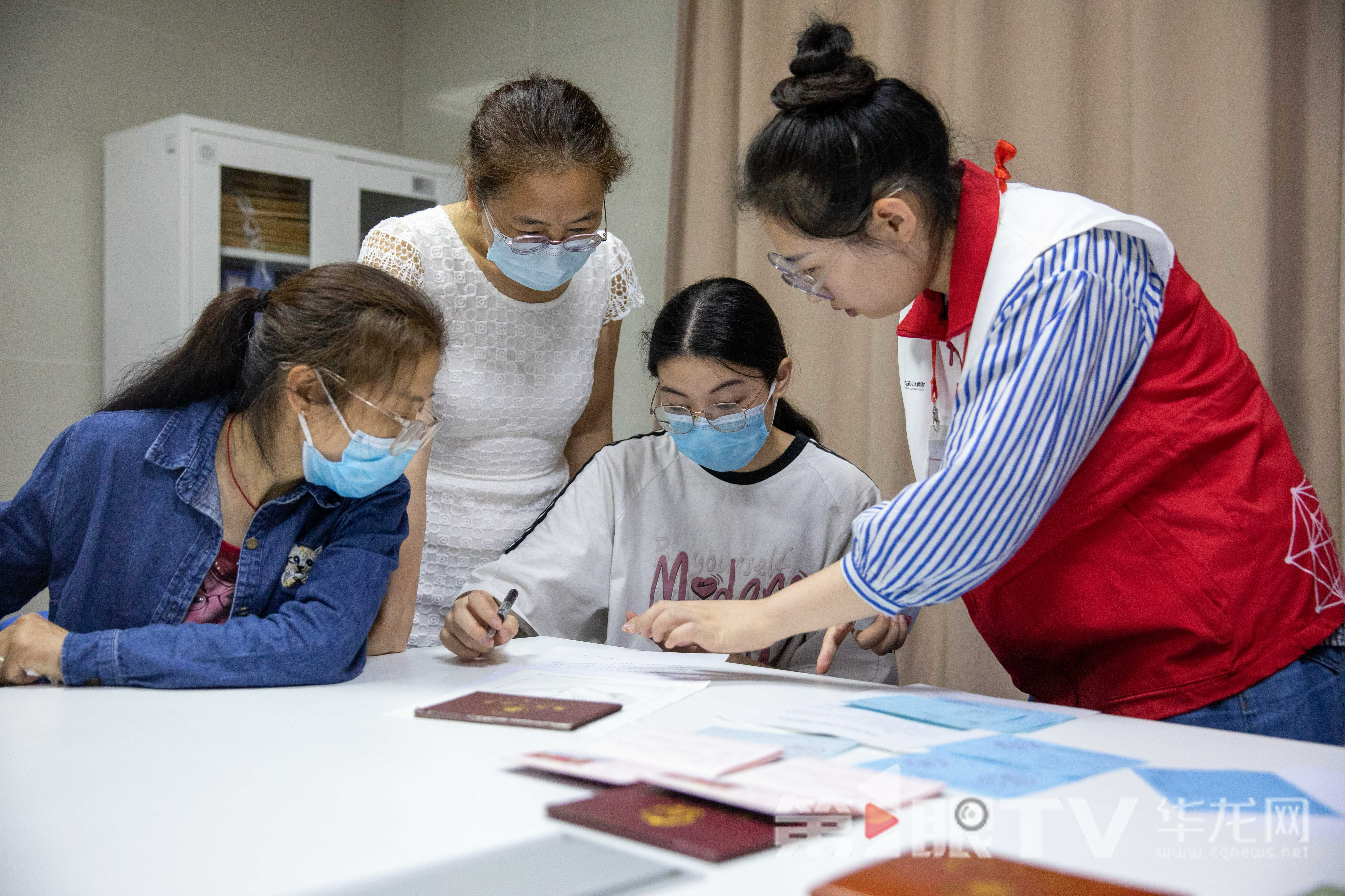 许良的女儿正在签署《人体器官捐献亲属确认登记表》。 第1眼TV-华龙网记者 石涛 摄