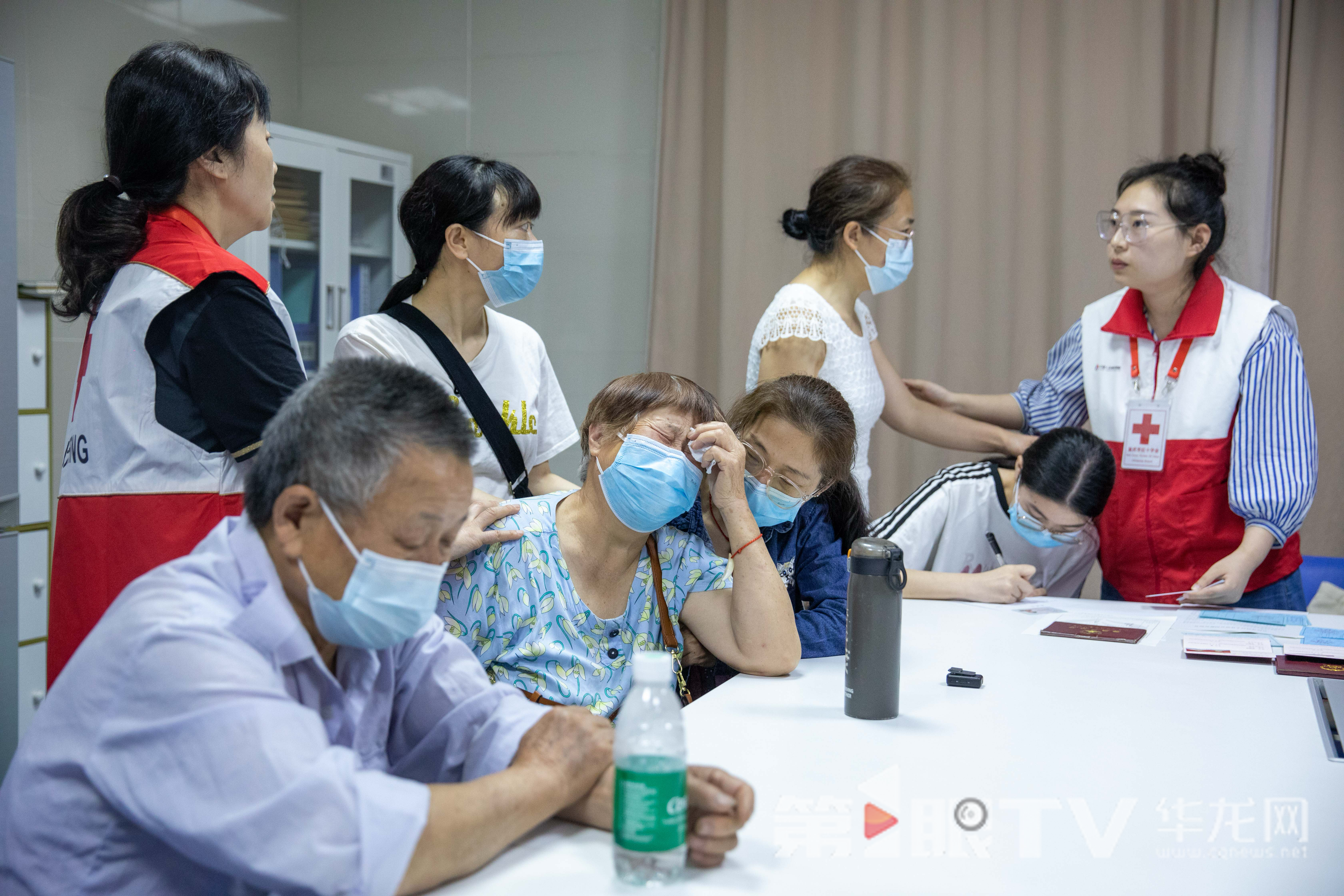 许良的家属共同决定签署《人体器官捐献亲属确认登记表》。 第1眼TV-华龙网记者 石涛 摄