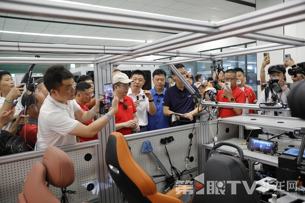 周鸿祎参观长安汽车全球智能网联测试中心。第1眼TV-华龙网记者 石涛 摄