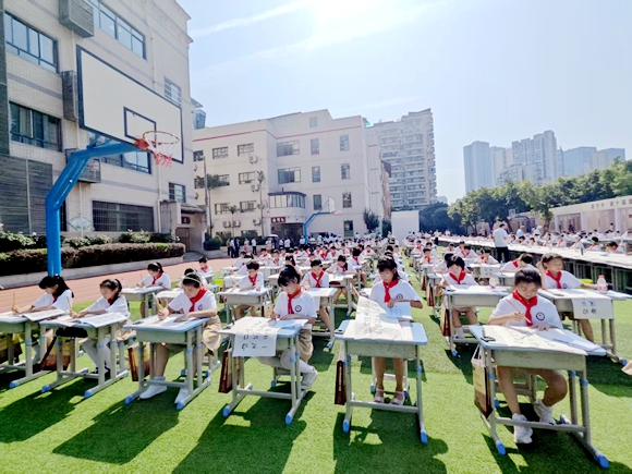 第十屆重慶市青少年書法篆刻作品展書寫現場。第1眼TV-華龍網記者 閆儀 攝