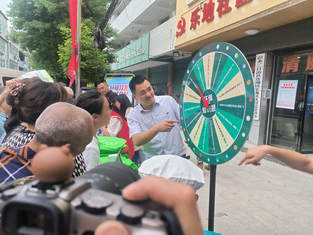 連湖鎮宣傳委員向村民普及環保知識。通訊員 陶國忠 攝