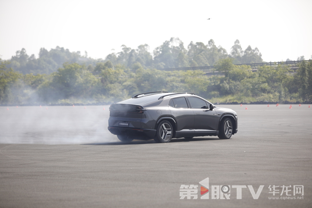 周鸿祎开车体验长安启源E07汽车漂移。第1眼TV-华龙网记者 石涛 摄