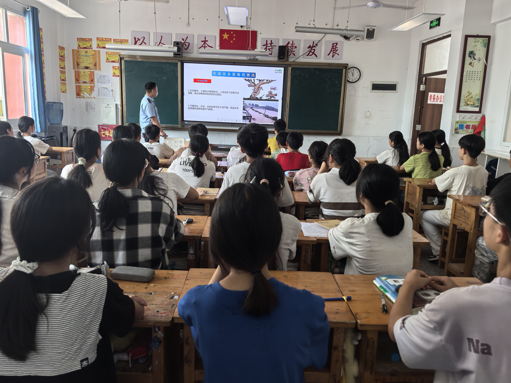 彭水縣生態環境局工作人員向學生宣傳環境保護。通訊員 陶國忠 攝