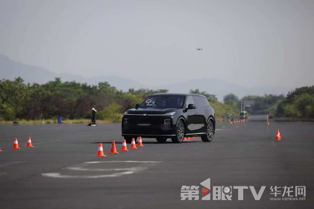 西部汽车试验场内。第1眼TV-华龙网记者 石涛 摄