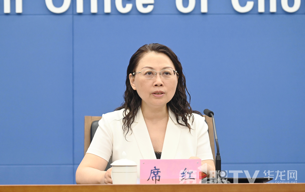 6月17日，重慶市第7號總河長令 開展打造最美河湖岸線專項行動新聞發布會舉行。圖為市住房城鄉建委黨組成員、副主任、新聞發言人席紅回答記者提問。第1眼TV-華龍網記者 劉潤 攝