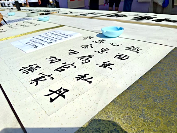 現場書法作品。第1眼TV-華龍網記者 閆儀 攝