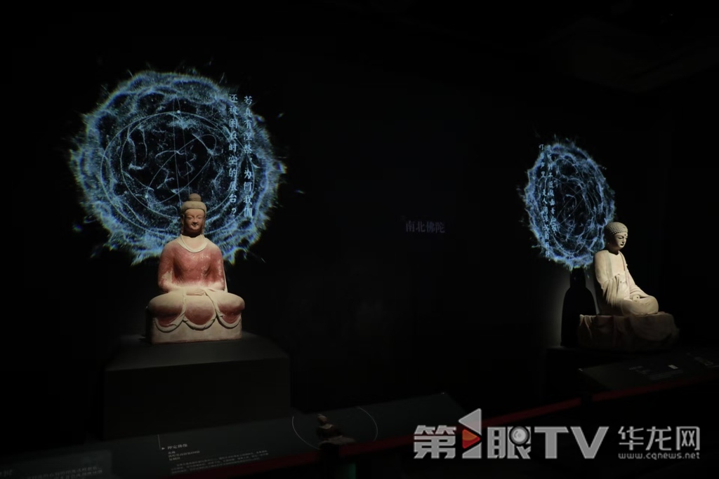 北魏時期敦煌禪定佛像（左）與南宋時期大足釋迦牟尼佛像（右）。第1眼TV-華龍網記者 陳洋 攝
