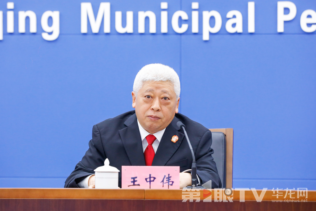 6月18日，2025年全市禁毒工作新聞發布會舉行。圖為市禁毒委副主任、市高法院副院長王中偉回答記者提問。第1眼TV-華龍網記者 石濤 攝