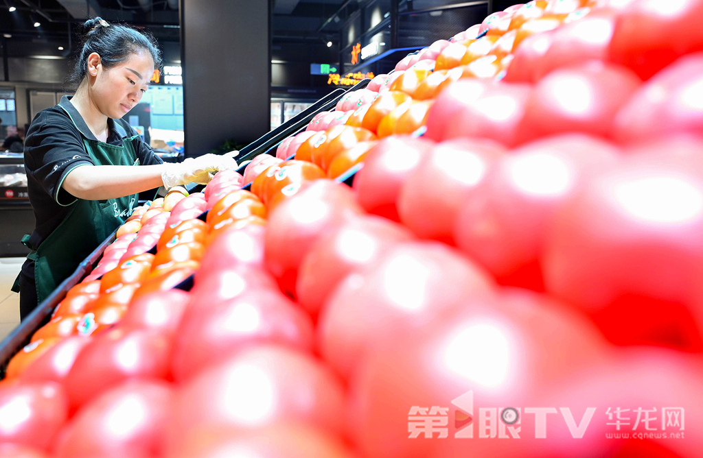 渝北區永輝超市愛琴海店，工作人員正在擺放蔬菜。  第1眼TV-華龍網記者 劉潤 攝