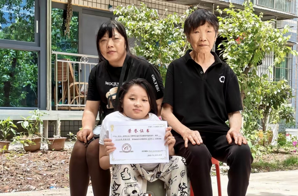 李賢菊、梁萬菊、梁娜娜一家人獲評“天天正能量特別獎”。開州區融媒體中心供圖
