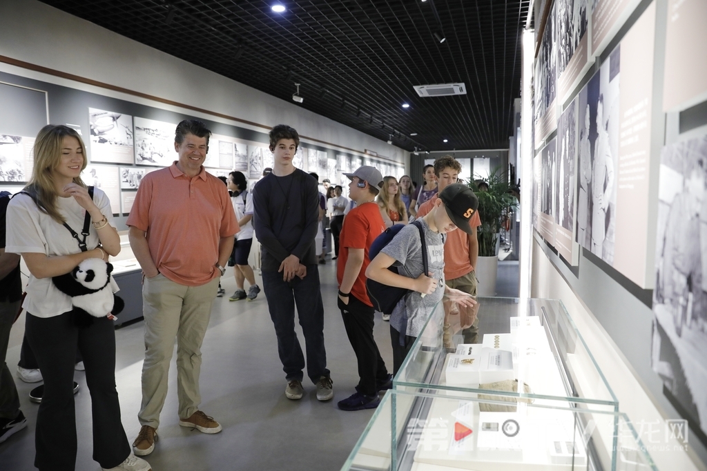 中美青年一起參觀史迪威將軍生平圖片展。第1眼TV-華龍網記者 石濤 攝