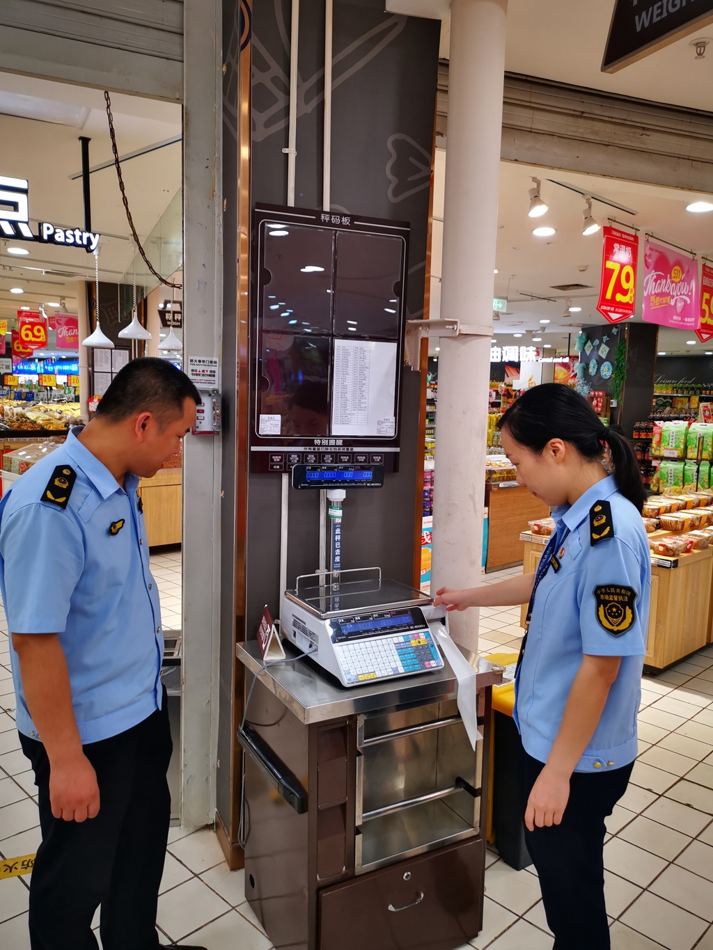 執法人員重點檢查計量器具。巴南區市場監管局供圖 第1眼TV-華龍網發