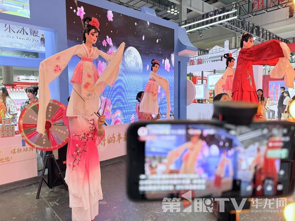 丰都展区,现场还表演了当地非遗节目。第1眼TV-华龙网记者 谢鹏飞 摄