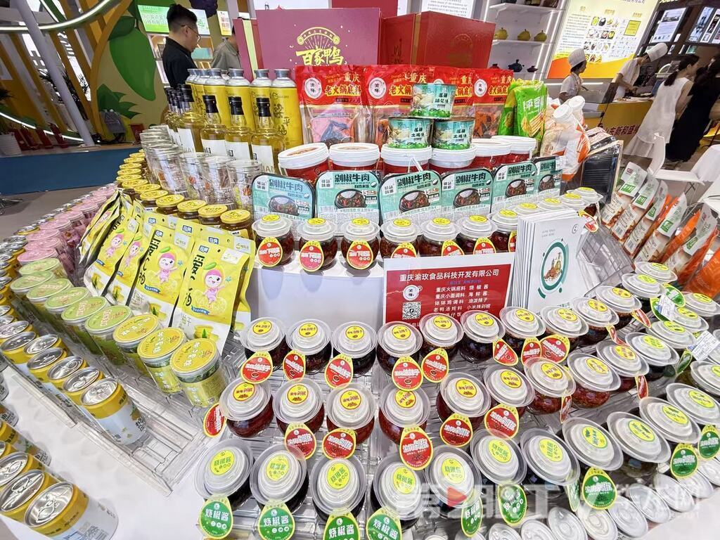在梁平展区,展台上摆放了琳琅满目的食品。第1眼TV-华龙网记者 谢鹏飞 摄