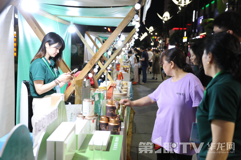 现场设置200个惠民展位。第1眼TV-华龙网记者陈洋摄