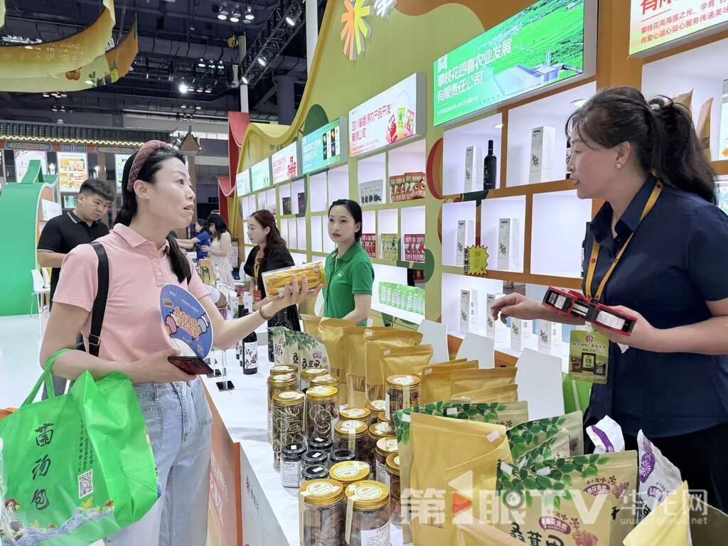 市民在展会上采购心意的食品。第1眼TV-华龙网记者 谢鹏飞 摄