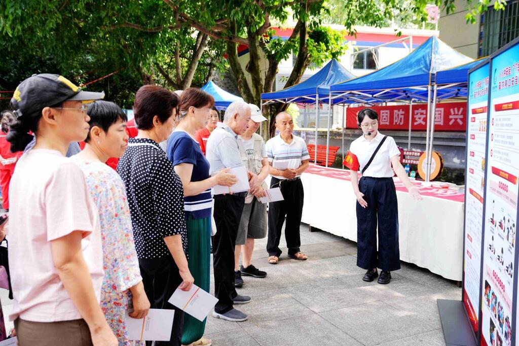宣講員為居民講解消防知識(shí)。兩路街道辦事處供圖