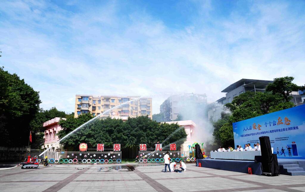 重慶氣礦消防隊(duì)模擬救援。兩路街道辦事處供圖