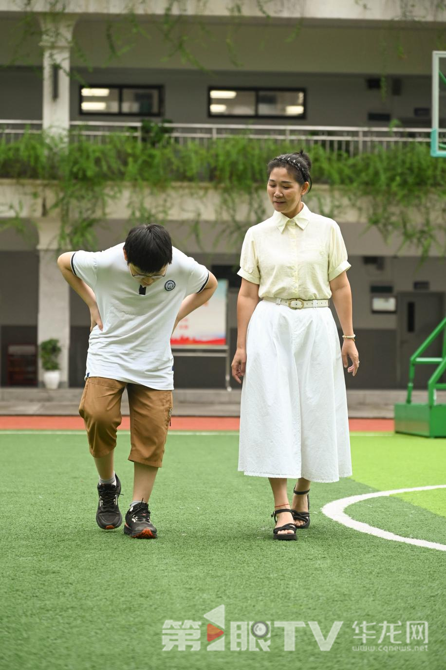 鐘相科能取得這樣的成績,離不開同學、老師、學校對他幫助。 第1眼TV-華龍網記者 劉潤 攝