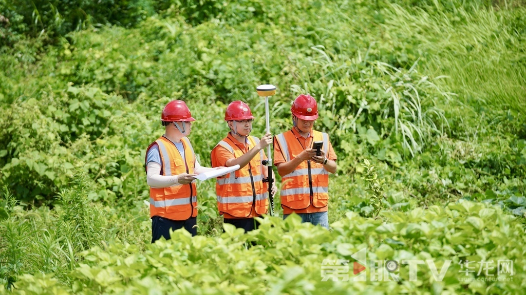 工作人员运用相关勘测工具，实时记录相关数据。 第1眼TV-华龙网记者 刘钊 摄