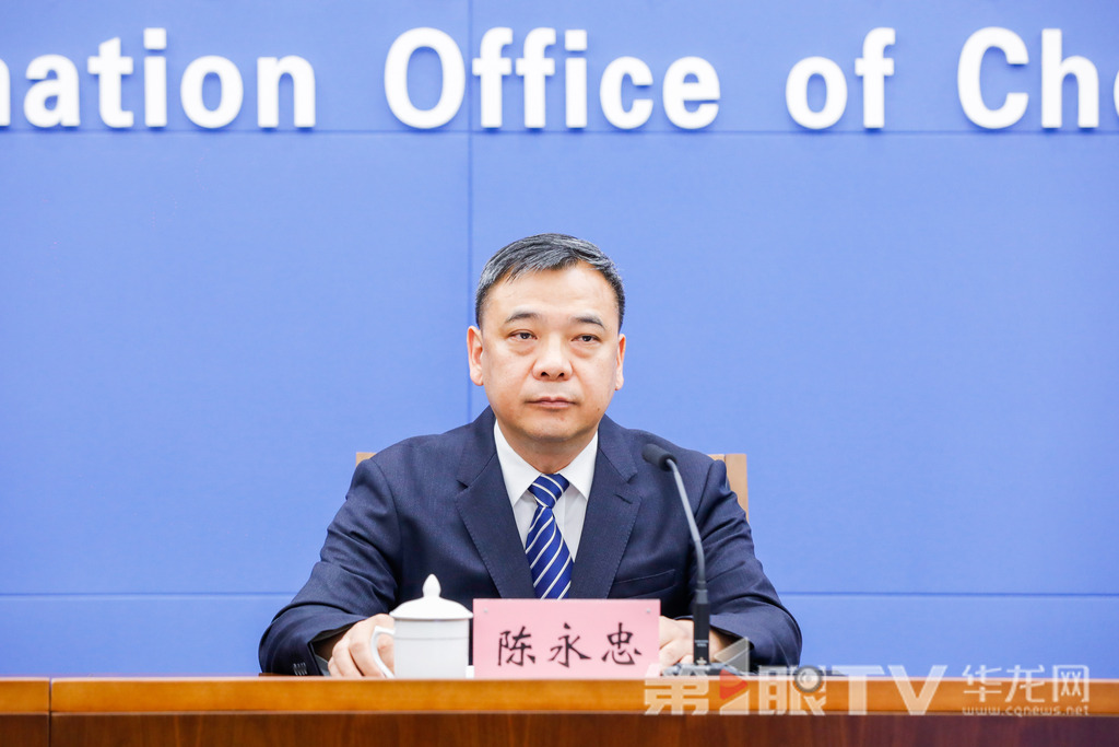 6月26日，“扛起新使命 谱写新篇章”系列主题新闻发布会（第十二场）——以西部陆海新通道建设为牵引 打造陆海并济的综合物流枢纽新闻发布会举行。图为市交通运输委党委委员、副主任陈永忠回答记者提问。第1眼TV-华龙网记者 石涛 摄