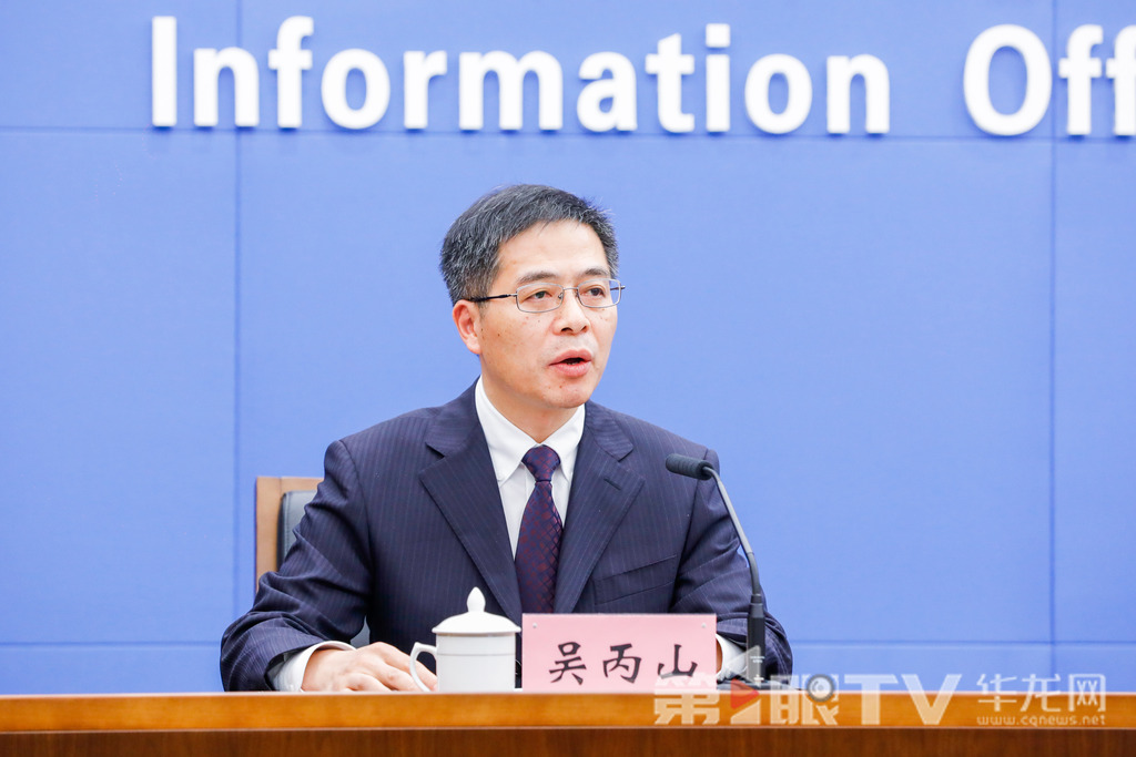 6月26日,“扛起新使命 谱写新篇章”系列主题新闻发布会(第十二场)——以西部陆海新通道建设为牵引 打造陆海并济的综合物流枢纽新闻发布会举行。图为江津区委常委、区政府副区长吴丙山回答记者提问。第1眼TV-华龙网记者 石涛 摄