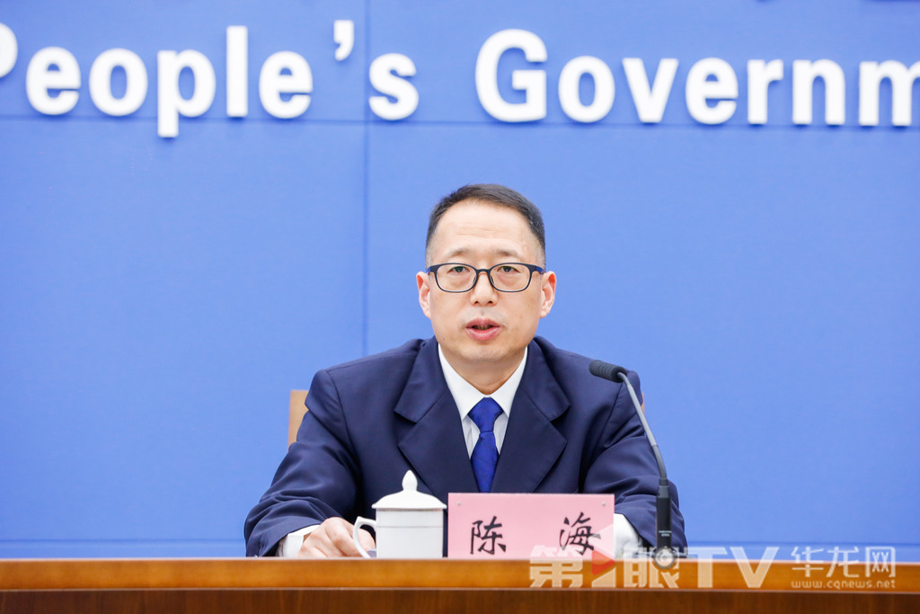6月26日,“扛起新使命 谱写新篇章”系列主题新闻发布会(第十二场)——以西部陆海新通道建设为牵引 打造陆海并济的综合物流枢纽新闻发布会举行。图为重庆海关党委委员、副关长陈海回答记者提问。第1眼TV-华龙网记者 石涛 摄
