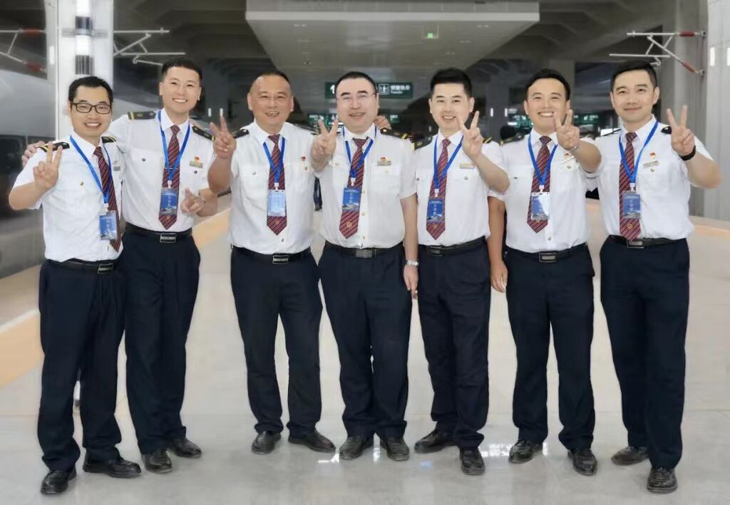 重庆客运段首发班组亮相。受访单位供图