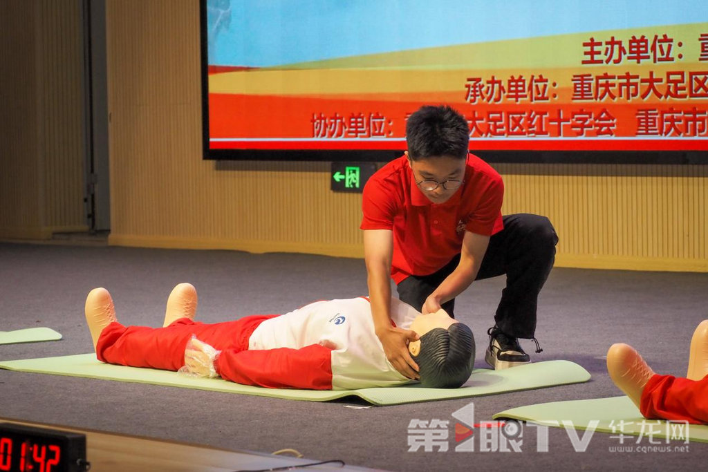 实景模拟环节。第1眼TV-华龙网实习生 龚静秋 摄