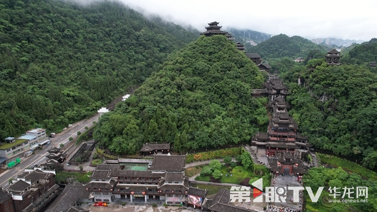 與青山融為一體的九黎城。第1眼TV-華龍網首席記者 李文科 攝