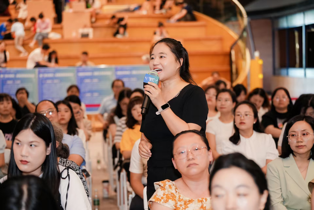 市民提問。伍向前攝