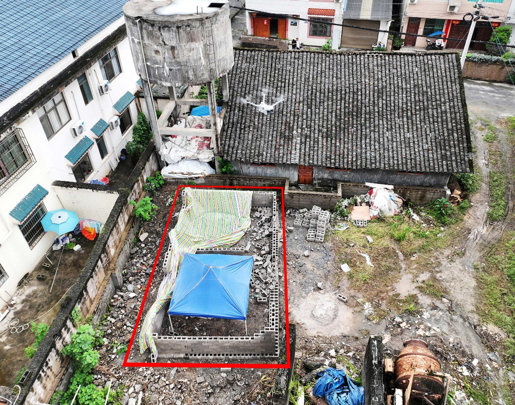 智能巡檢無人機監(jiān)測到違規(guī)建筑。通訊員 吳華 攝