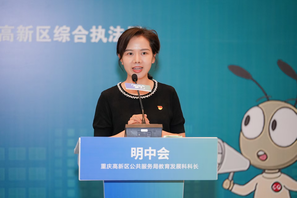 重慶高新區公共服務局教育發展科科長明中會。伍向前攝