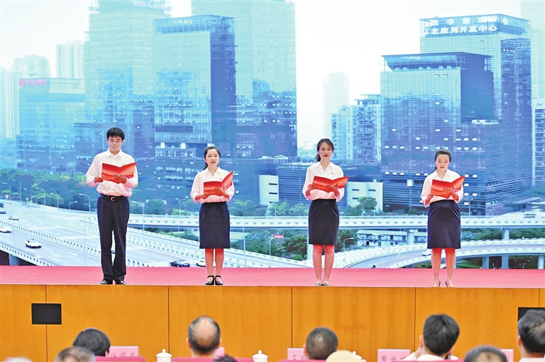 2 年輕黨員朗誦《薪火相傳 奮進江北》。林豪 攝