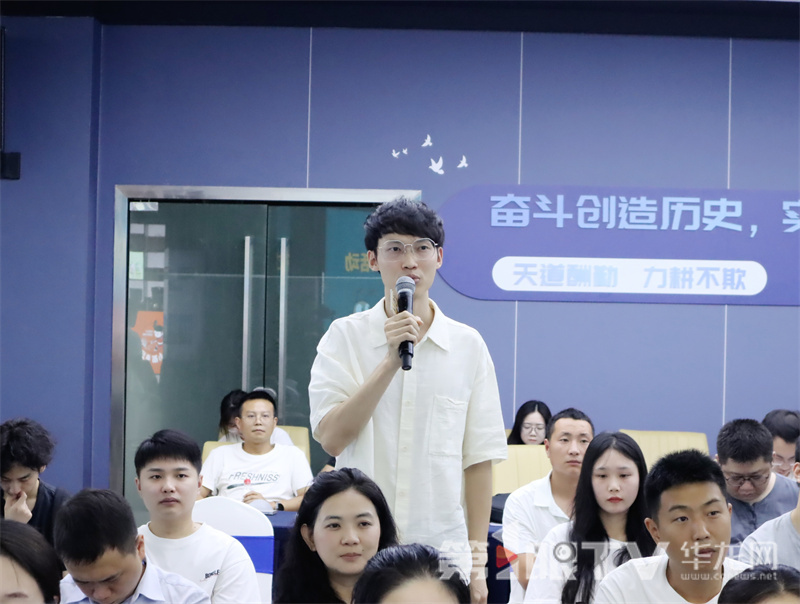 现场市民提问。第1眼TV-华龙网 董悠 摄