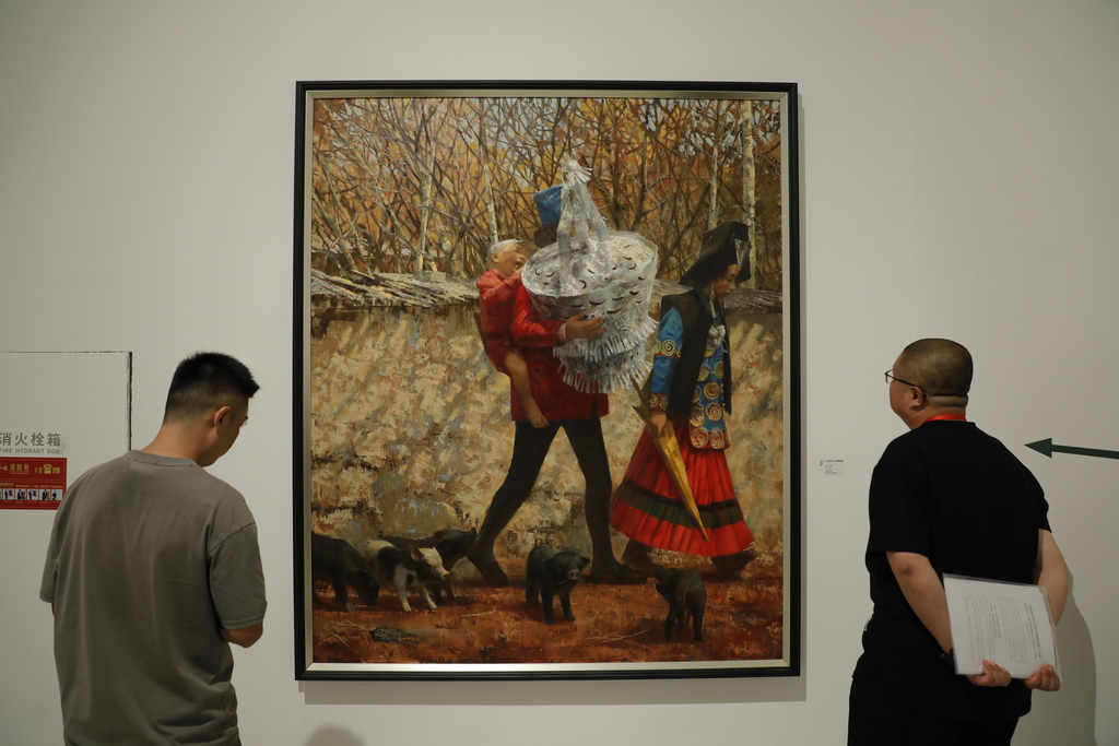 “行走的画卷:西部艺术与中华民族共同体”主题展现场,人们正在细细品鉴。 第1眼TV-华龙网记者 陈洋 摄