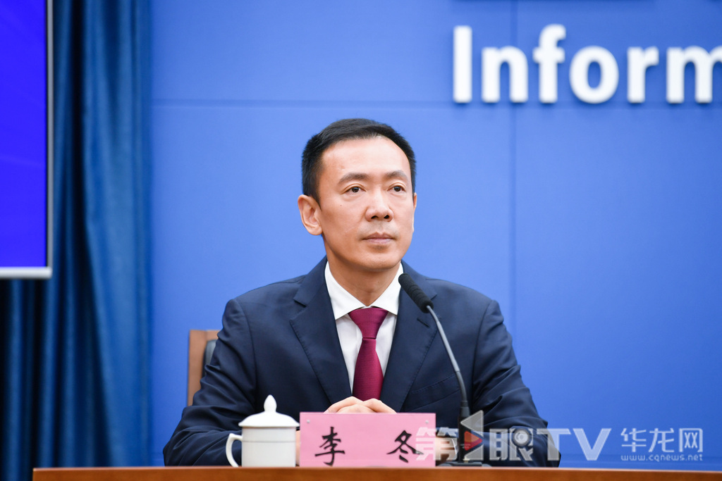 6月27日,“跟着渝厦高铁去旅行”新闻发布会举行。图为武隆区委副书记李冬回答记者提问。第1眼TV-华龙网记者 李一鸣 摄