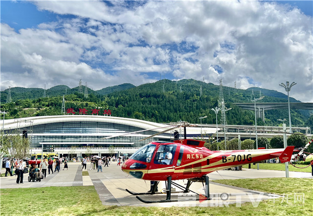 市民游客可在武隆南站轉乘直升機前往武隆各大景區。第1眼TV-華龍網記者 曹建 攝