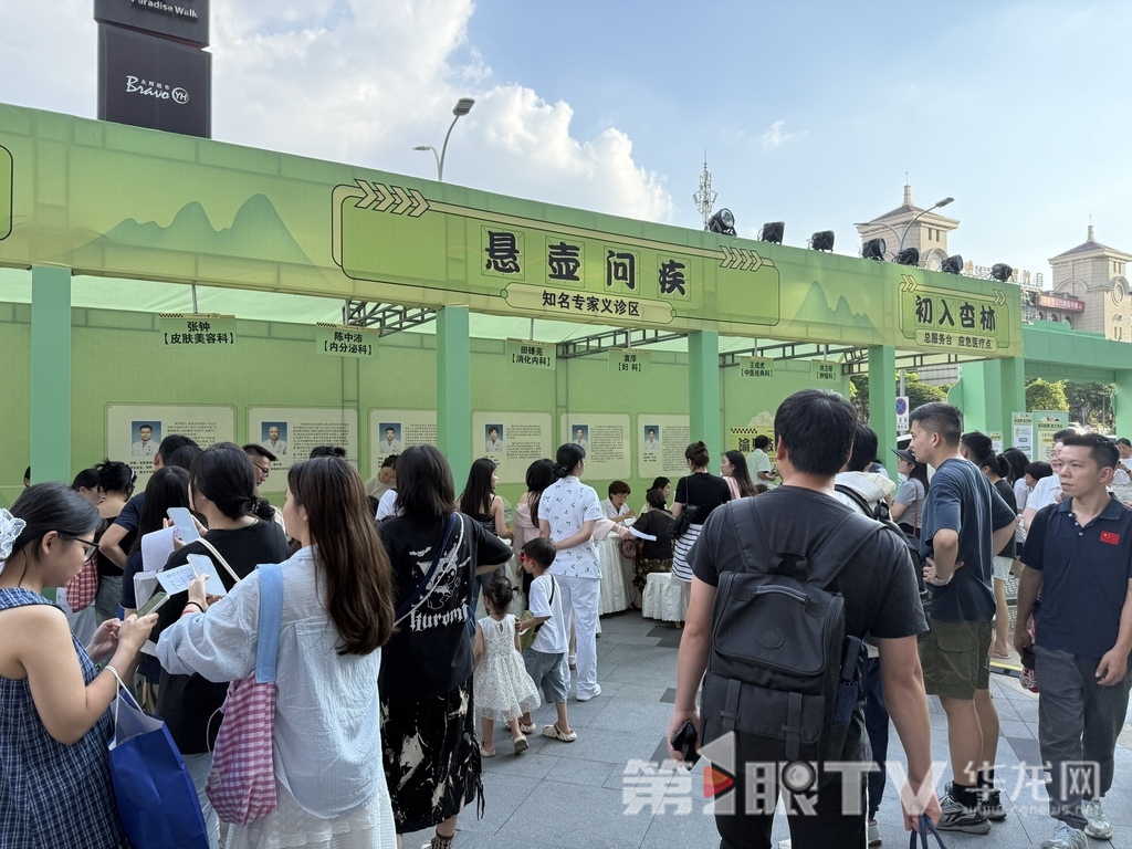 “养生夜市”吸引市民前来。第1眼TV-华龙网记者 谢鹏飞 摄
