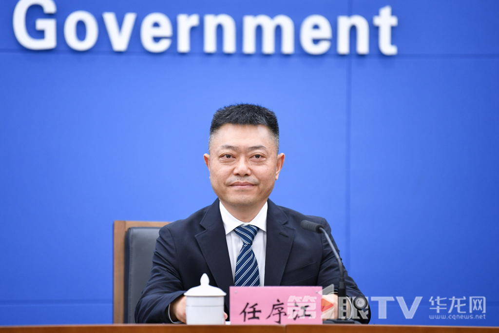 6月27日，“跟着渝厦高铁去旅行”新闻发布会举行。图为彭水县委副书记、县政府县长任序江回答记者提问。第1眼TV-华龙网记者 李一鸣 摄