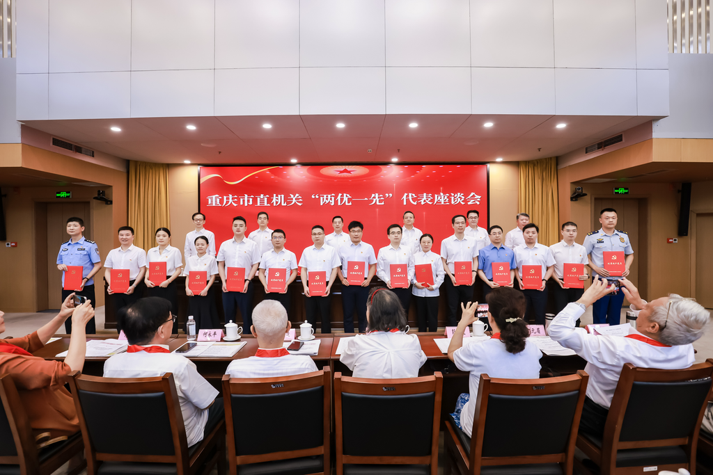 现场表彰了优秀共产党员、优秀党务工作者和先进基层党组织。市委直属机关工委供图